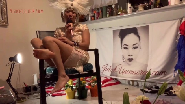 Пошлая азиатка устроила домашнее шоу показывая как писяет