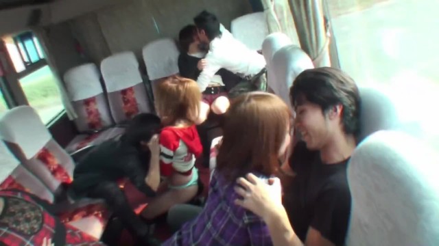 Японские сучки прямиком в автобусе соблазнили единственного парня на секс