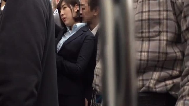 Пошлая японка трахается в пизду пока едет в метро на свою работу